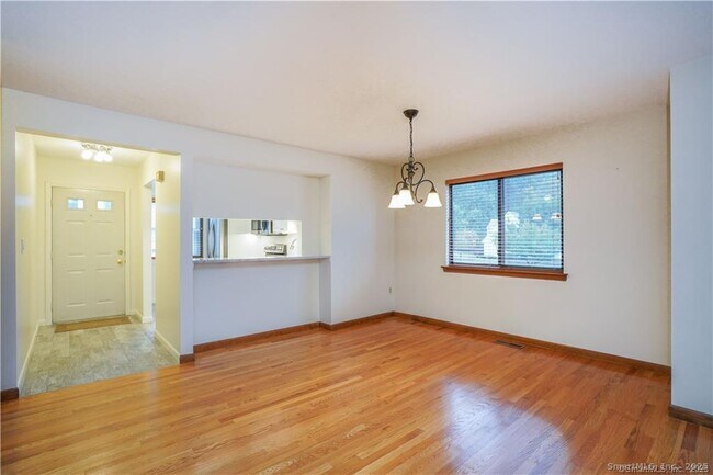 Building Photo - 9 Red Stone Way