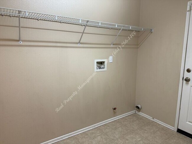 Building Photo - *** Please call us @ 661-266-1400 for information on availability, showings and applications proc...