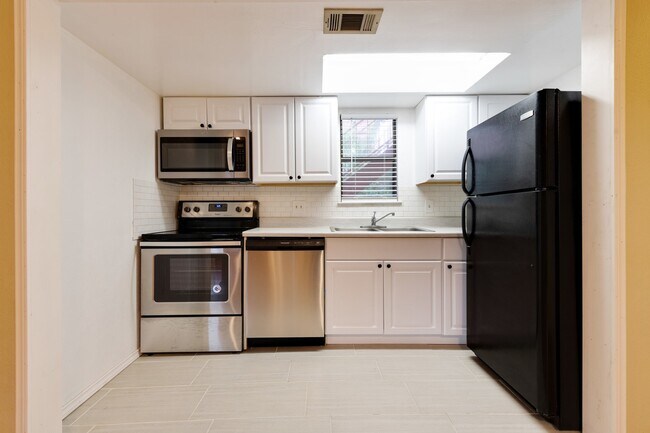 Building Photo - UT PRE-LEASE: 2 BR / 2 BA West Campus Condo - Walk to Campus - Newly Remodeled Kitchen