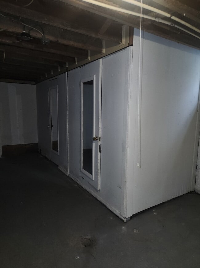 Building Photo - 15864 Fielding St