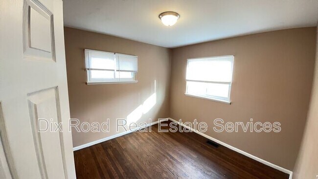 Building Photo - 5441 Bayside Dr