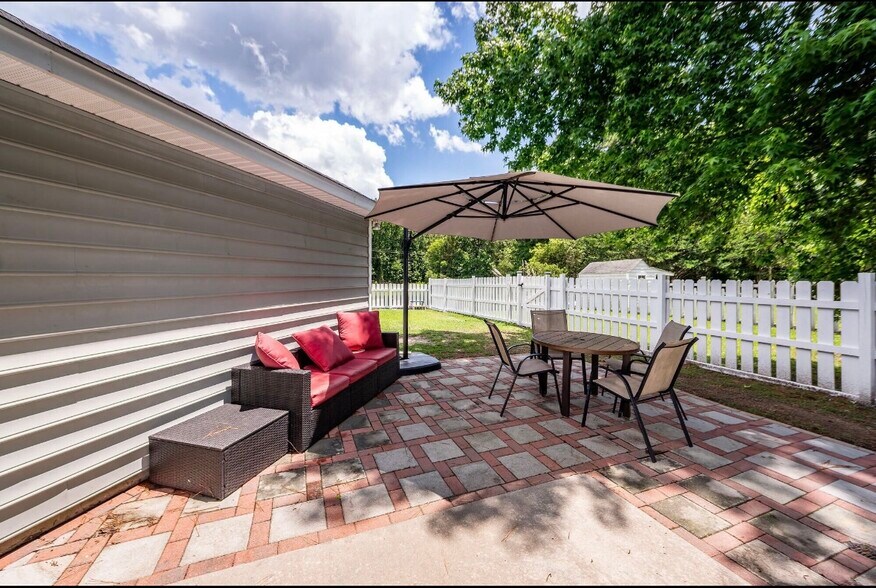 Building Photo - 1418 Whispering Oaks Trl