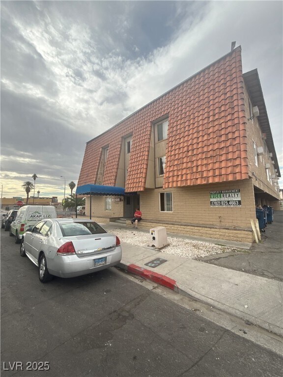 Building Photo - 305 N 10th St