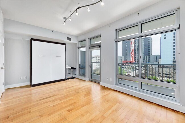 Building Photo - 603 Davis St