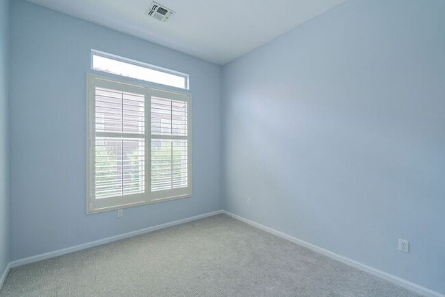 Building Photo - Gated Community!