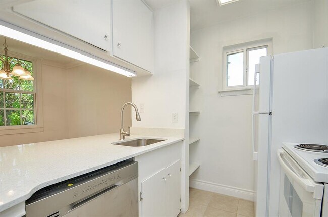 Building Photo - 8810 Ilona Ln