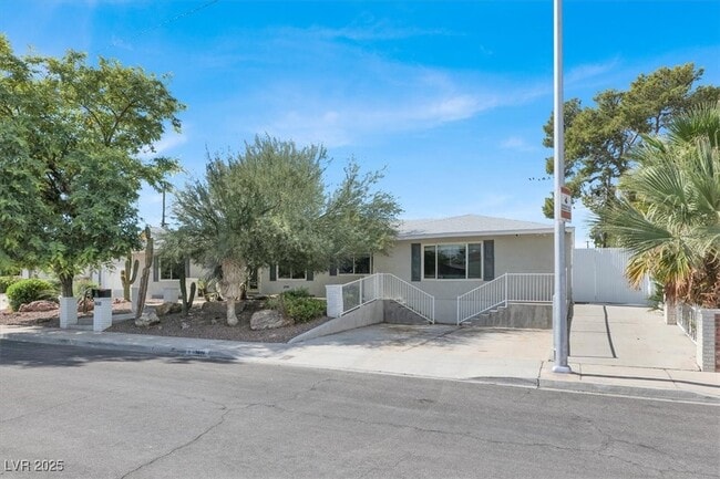 Building Photo - 1600 Eaton Dr
