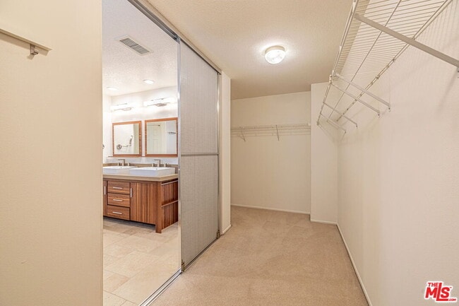 Building Photo - 25755 Hood Way