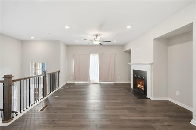 Building Photo - 318 Commons Ave