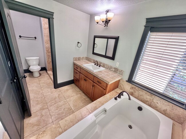 Building Photo - GORGEOUS Townhome...  LOCATION , LOCATION near Peace Health Hospital