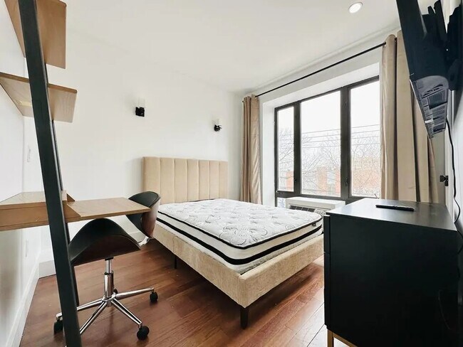 Building Photo - Furnished room/NOT APARTMENT