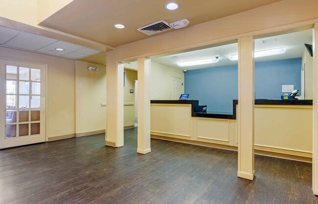 Building Photo - Furnished Studio-Phoenix - Airport - Tempe