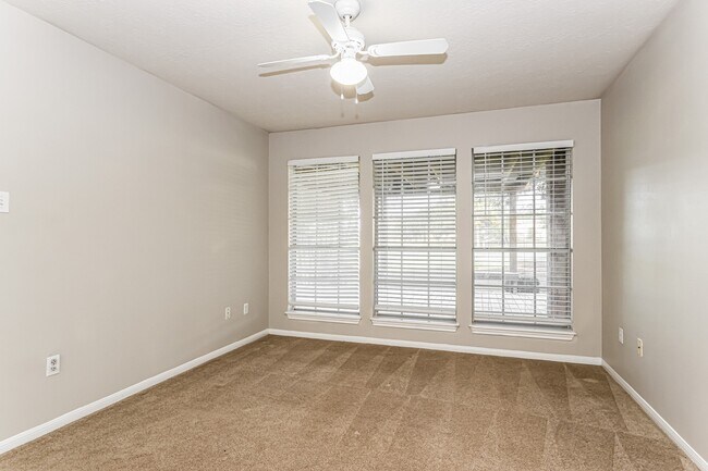 Building Photo - 112 Golfview Ct