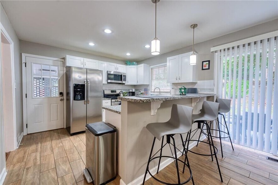 Building Photo - 2418 Brookdale Dr NE