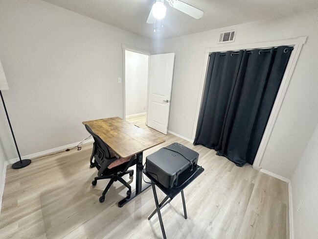 Building Photo - 2409 Stonegate St