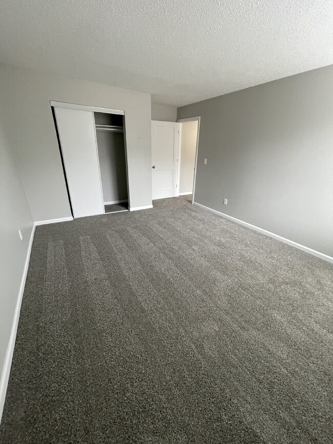 Building Photo - Charming Newly Remodeled 2 Bedroom Apartme...