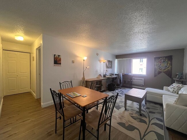 Building Photo - Downtown Furnished One-Bedroom Unit!