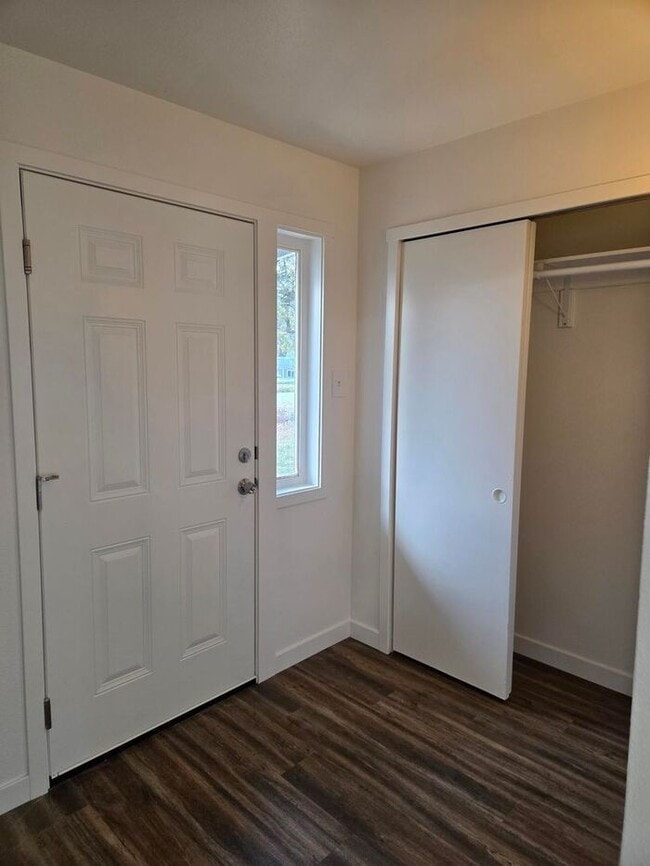 Building Photo - 3 Bed, 1.5 Bath Home in Tacoma! **MOVE IN ...