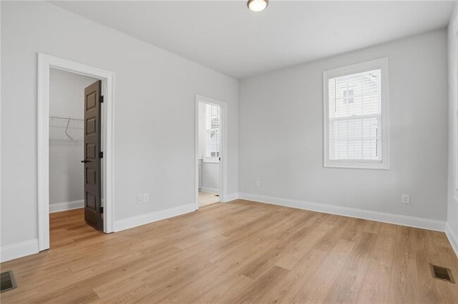 Building Photo - 1254 Six Sisters St