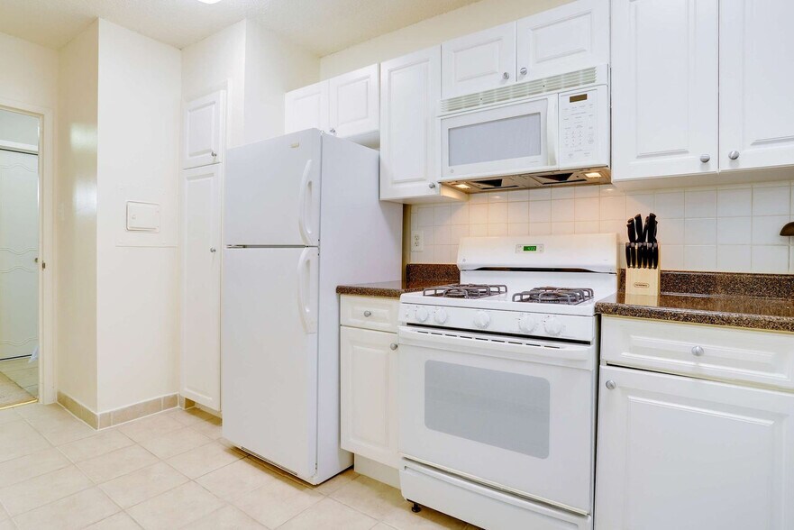 Building Photo - 1600 S Eads St