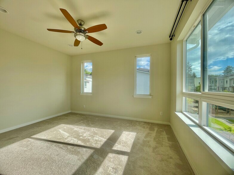 3rd floor masteroom - 14647 36th Ct NE