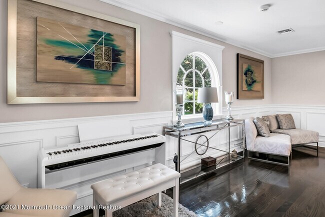 Building Photo - 2211 3rd Ave