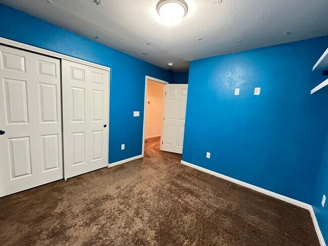 Building Photo - Desirable 4 Bedroom 2.5. Bathroom home in ...