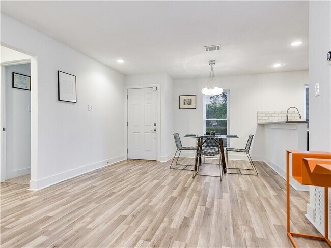 Building Photo - 1106 Neans Dr