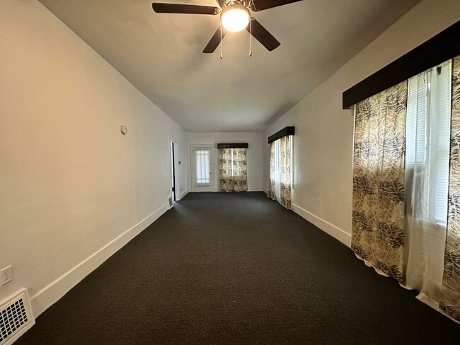 Building Photo - Two Bedroom Two Bathroom Available in Batt...