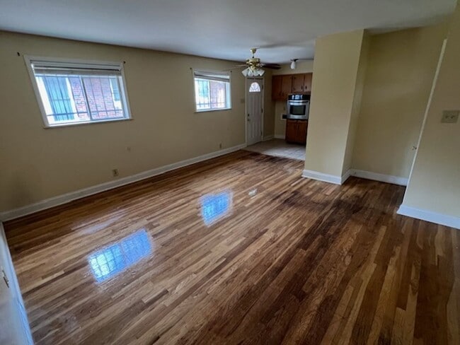 Building Photo - Two Bed One Bath in Volintine Evergreen