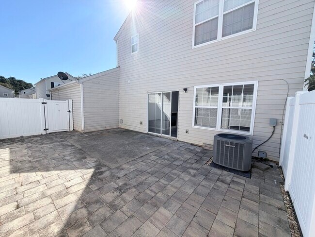 Building Photo - House 4 Beds 3 Baths