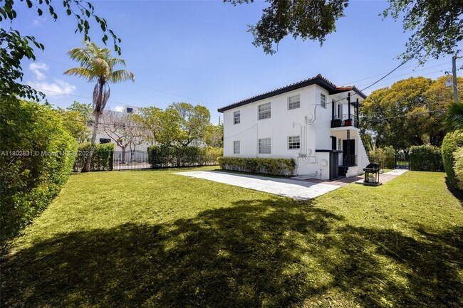 Building Photo - 953 SW 11th St