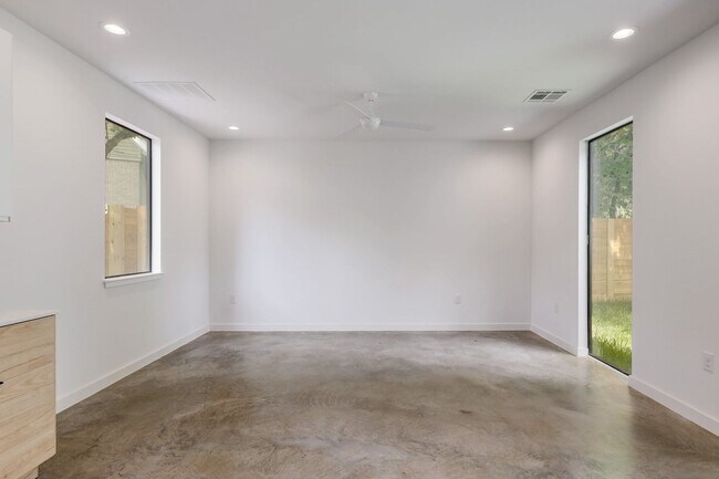 Building Photo - 2104 Columbia Cove