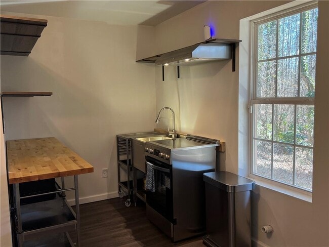 Building Photo - 5485 Mercedes Dr