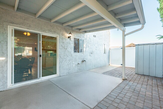 Building Photo - 734 Claraday St