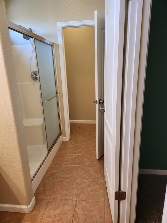 Building Photo - 682 W Forest St