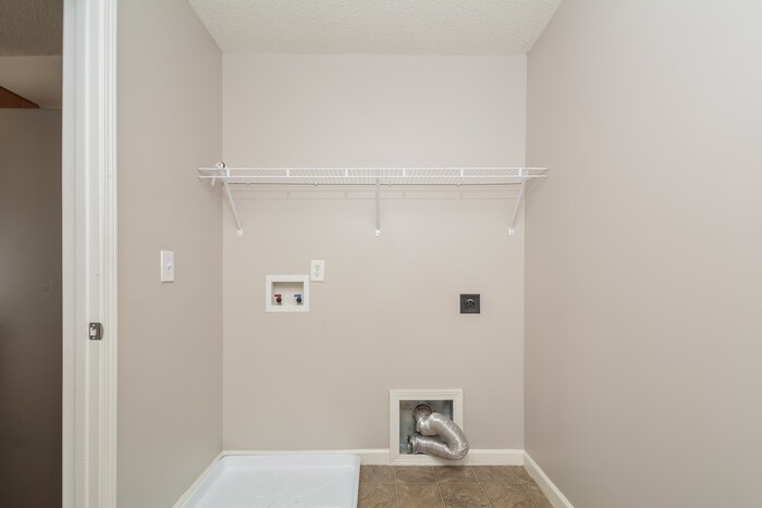 Building Photo - 4634 Stonewall Dr