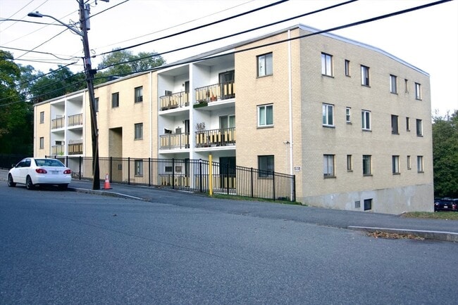 Primary Photo - 60 Charles St