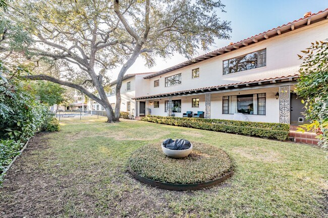 Building Photo - 2-bedroom, 2-bath condo located in the highly desirable Ridglea North neighborhood.