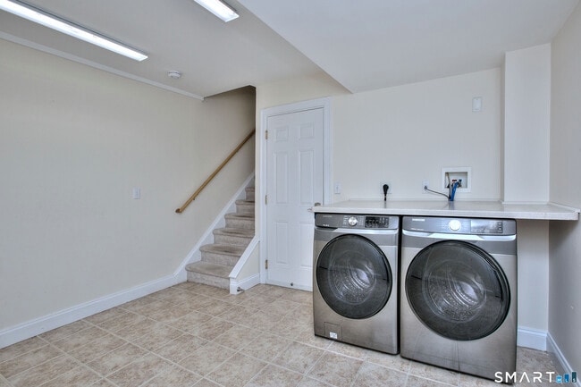 Building Photo - 39 Maple Tree Ave