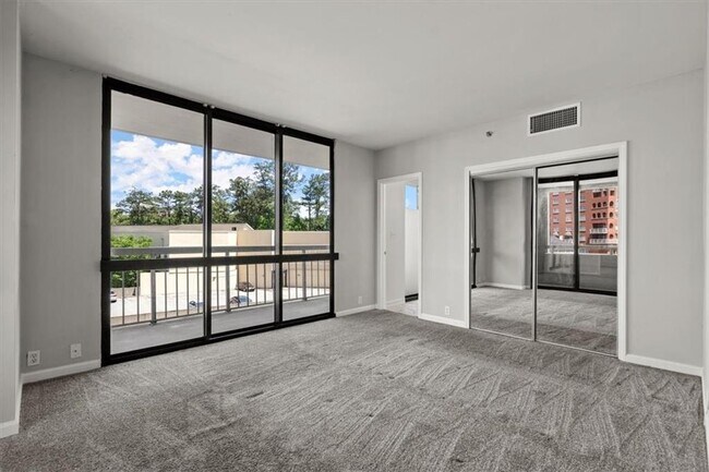 Building Photo - 3481 Lakeside Dr NE