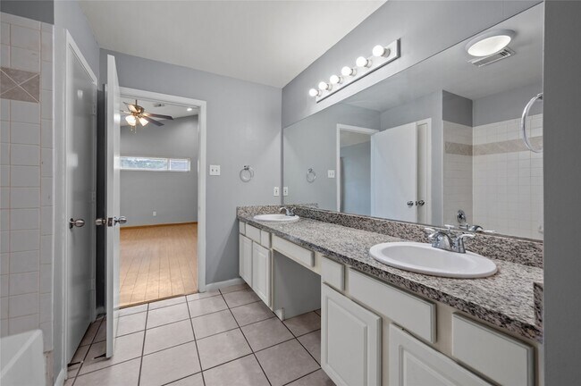 Building Photo - 11709 Lakeside Pl Dr