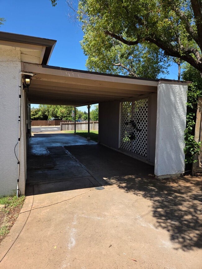 Building Photo - Large corner lot - Central Folsom 2 Bedroom, 1 Bath
