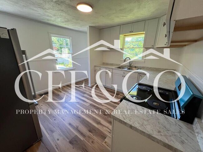 Building Photo - 2 bedroom now available in the City of Spartanburg!