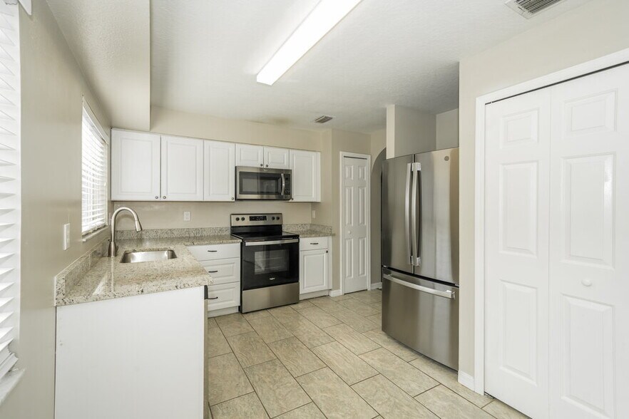 Building Photo - 30932 Midtown Ct
