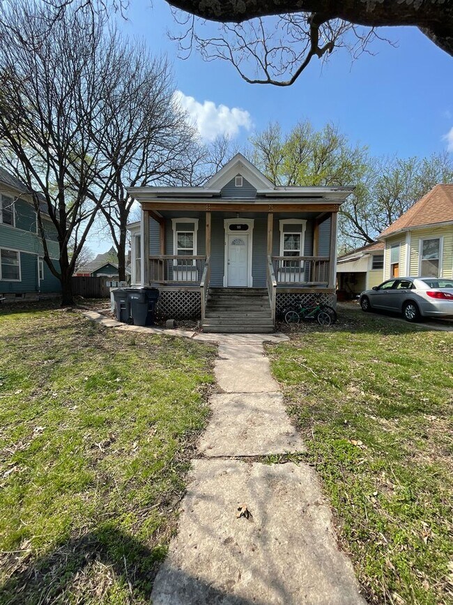Building Photo - 909 Merchant St