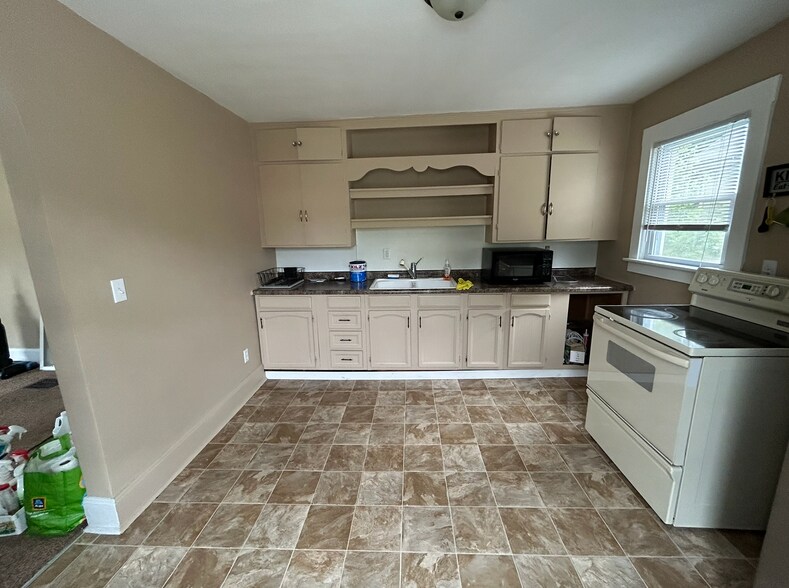 Kitchen - 652 N Bever St