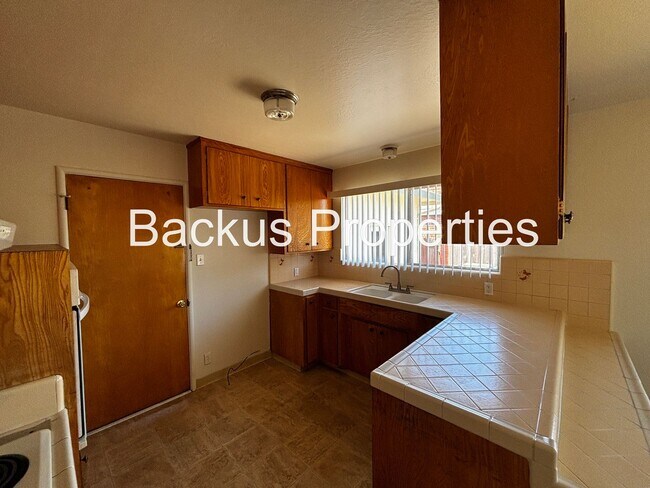 Building Photo - Wonderful three bedroom home in South Salinas