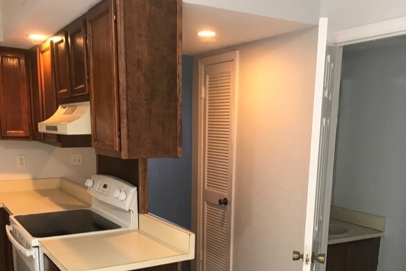 kitchen - 2613 Wynterhall Rd SE