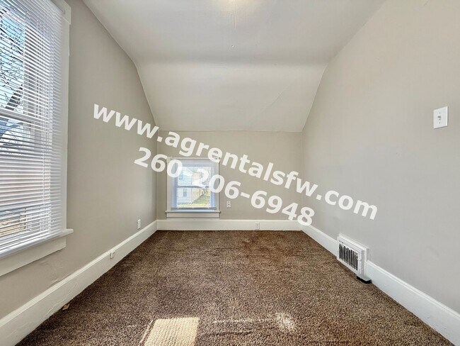 Building Photo - 3 Bedroom House